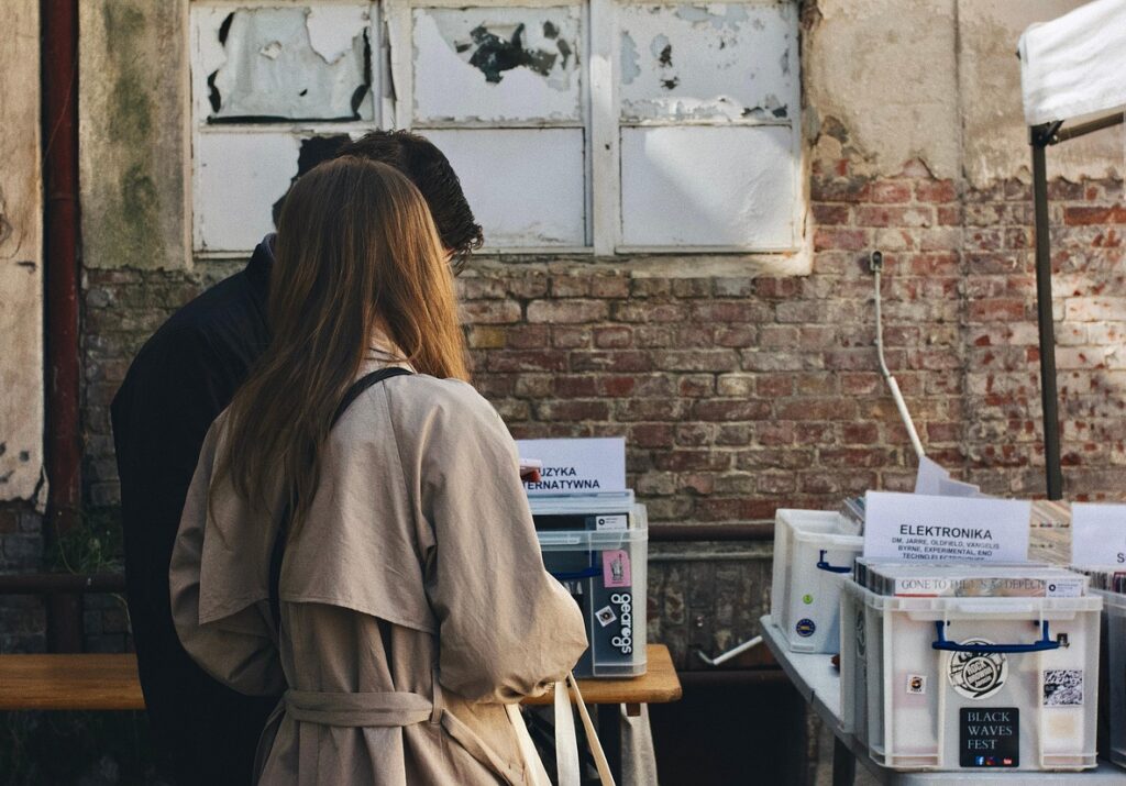 pareja comprando vinilos